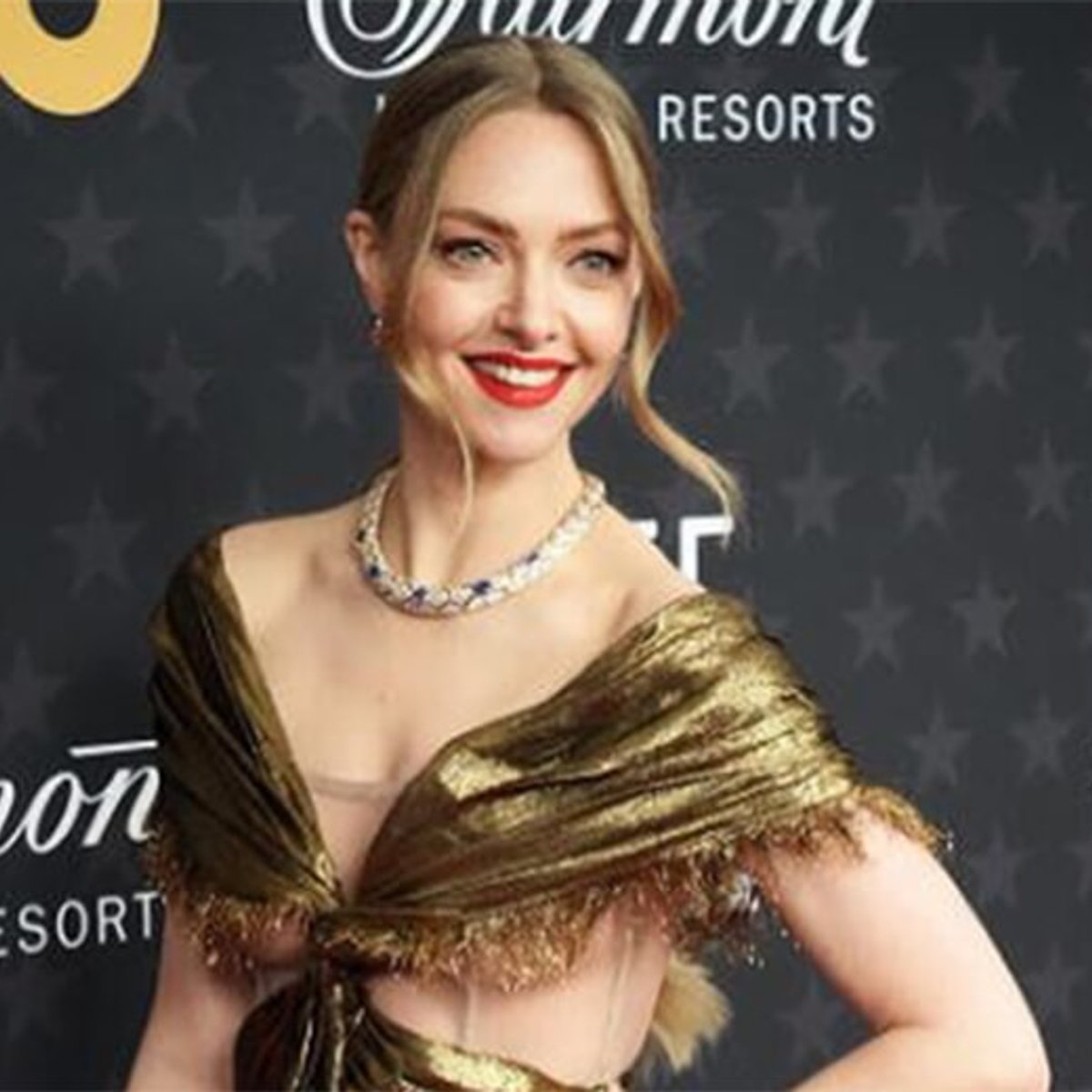 アマンダ・セイフライド、レッドカーペットでドレスが脱げそうになるハプニング。