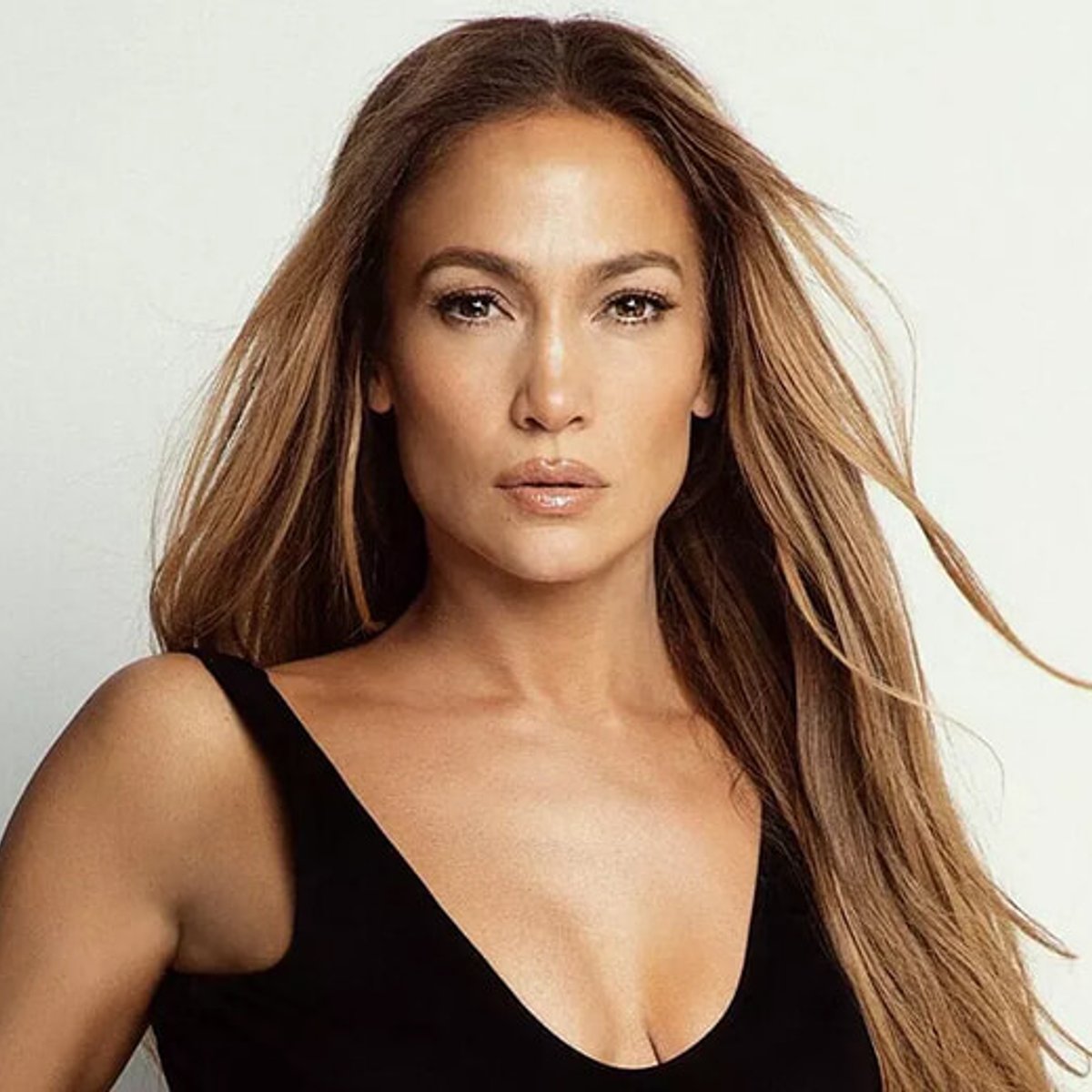 ジェニファー・ロペス、90年代風の”超ローカット水着”で変わらぬ美