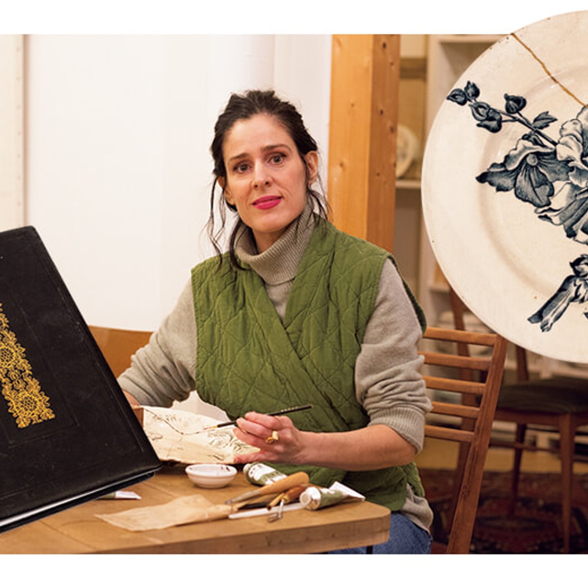 ヴィンテージ陶器を修復する、パリの金継ぎ師の美しい愛用品。