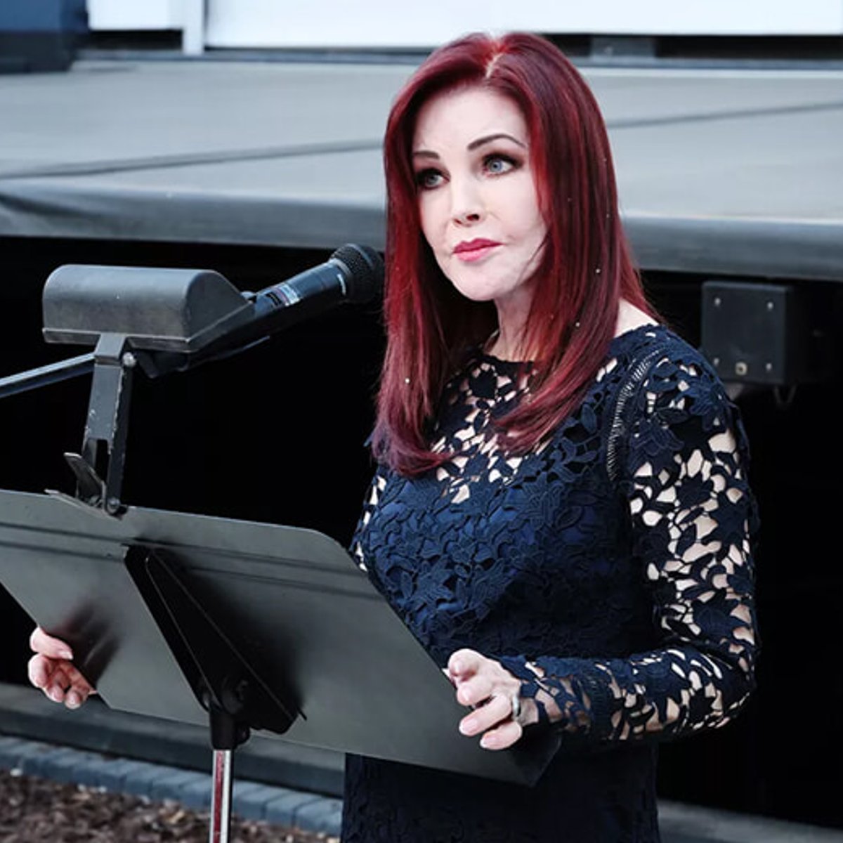 リサ・マリー・プレスリーの追悼式、母プリシラが孫娘の詩を朗読し涙。