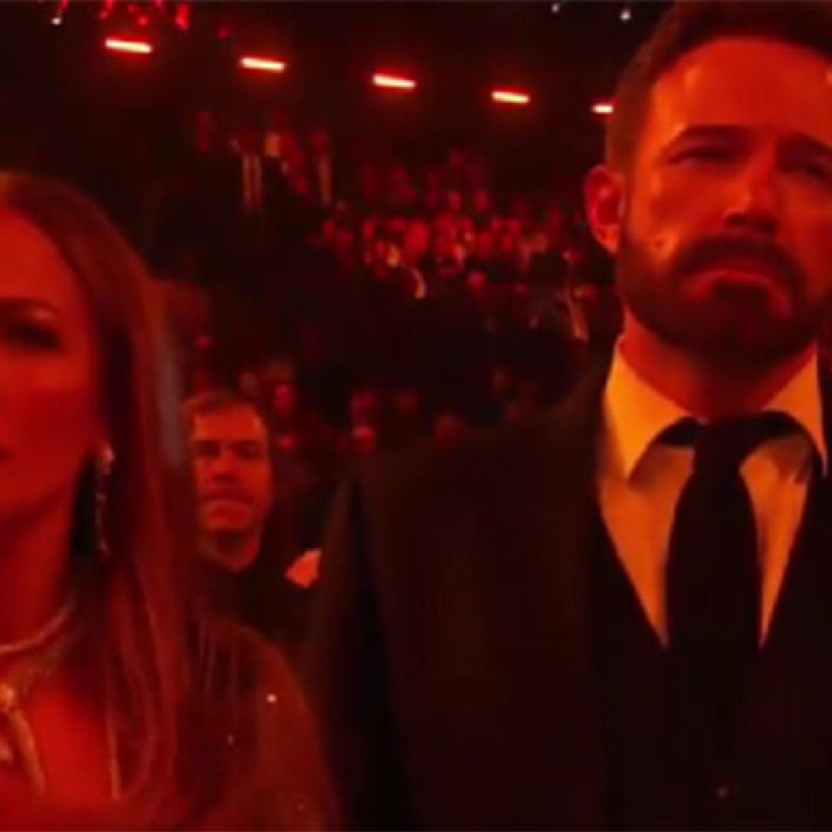 グラミー賞、ジェニロペの付き添いで来たベン・アフレックの興味なさそうな顔が話題に！