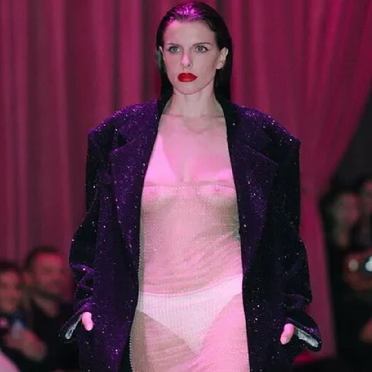 ジュリア・フォックス、トップレスなシースルードレスでNYを魅了！