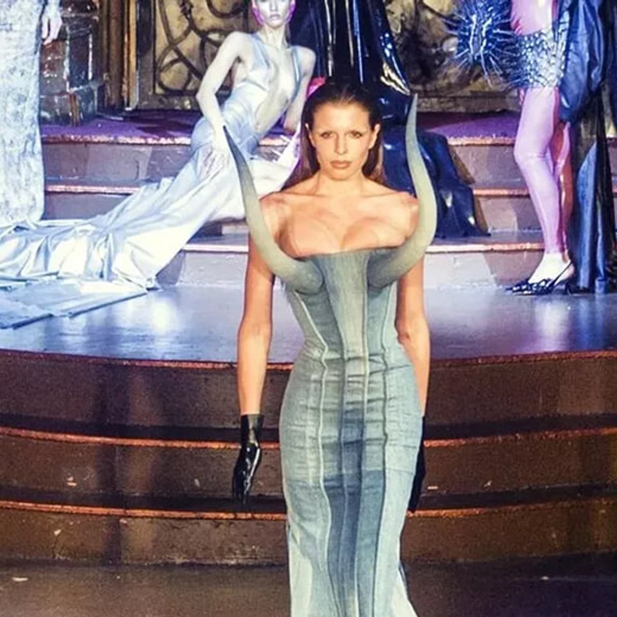 ジュリア・フォックス、胸からツノが生えた”悪魔的な”ドレスで魅了。