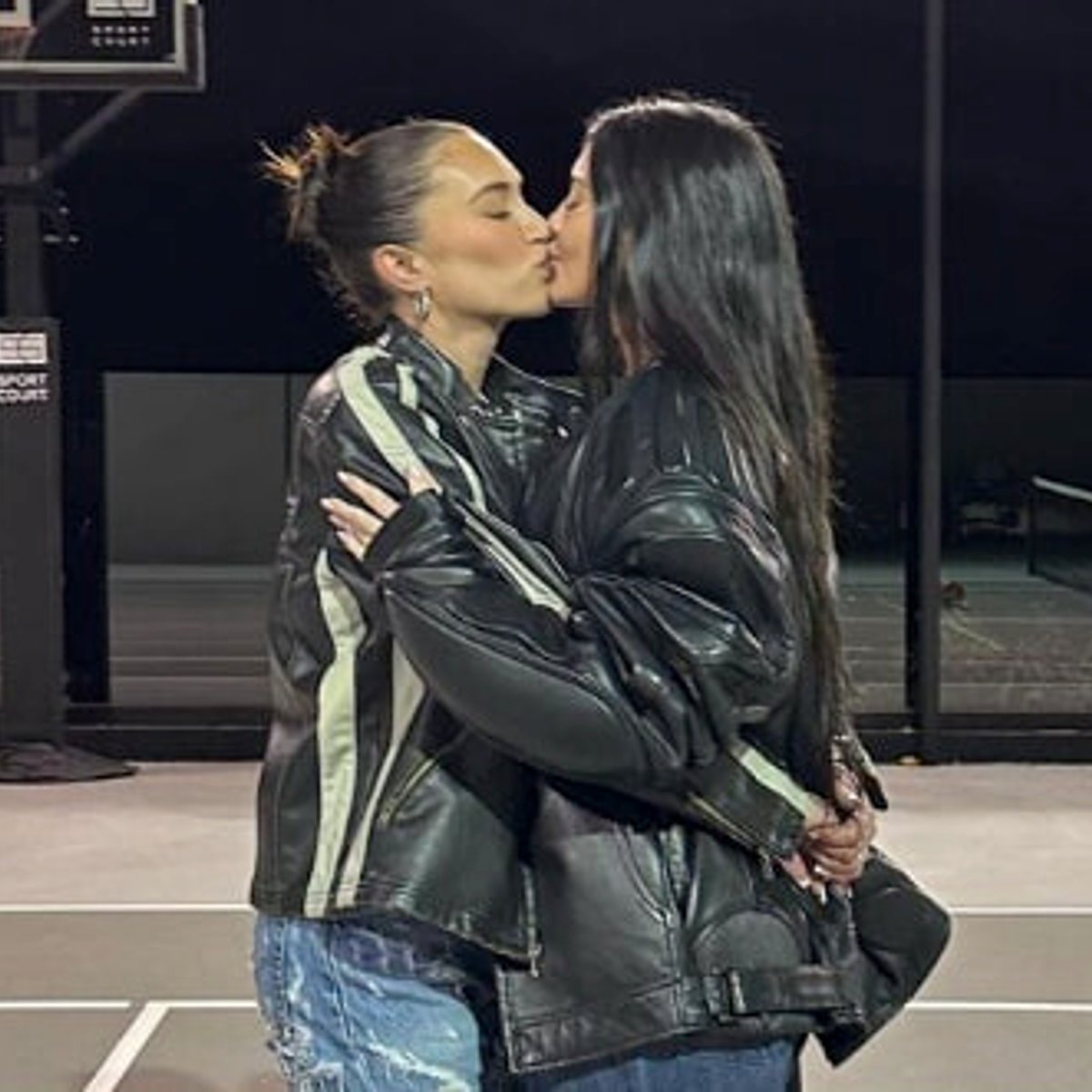 ハリー・スタイル、カイリー・ジェンナーも！ 同性同士が”友情の証”にキスする新トレンドとは？