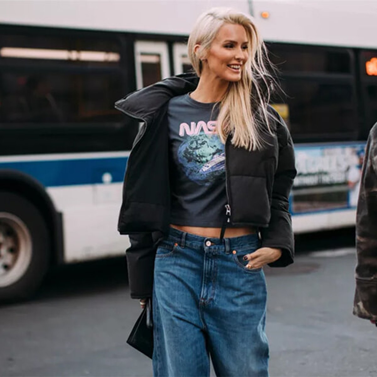 NYの街角で目撃した、ワイドデニムの着こなし17選。