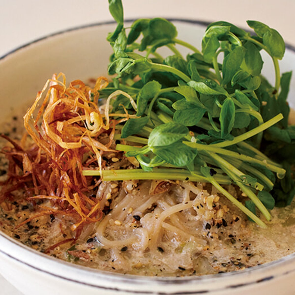 もちもち食感の玄米麺で、ナッツ入り豆乳スープ麺。