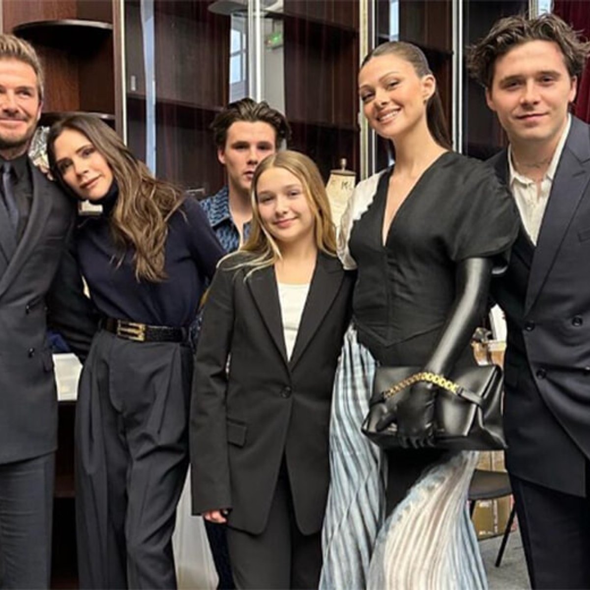 嫁姑不仲説はほんと？ ベッカム家、パリ・ファッションウィークで結束力を示す。