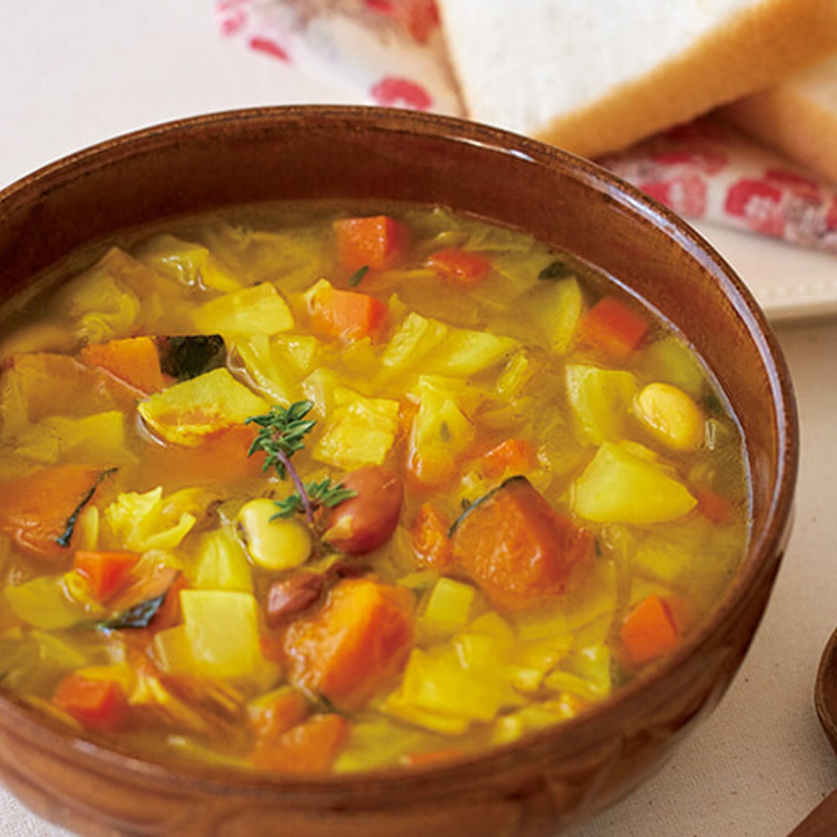 米粉パンに、野菜＆豆をたっぷり使った「食べるスープ」。