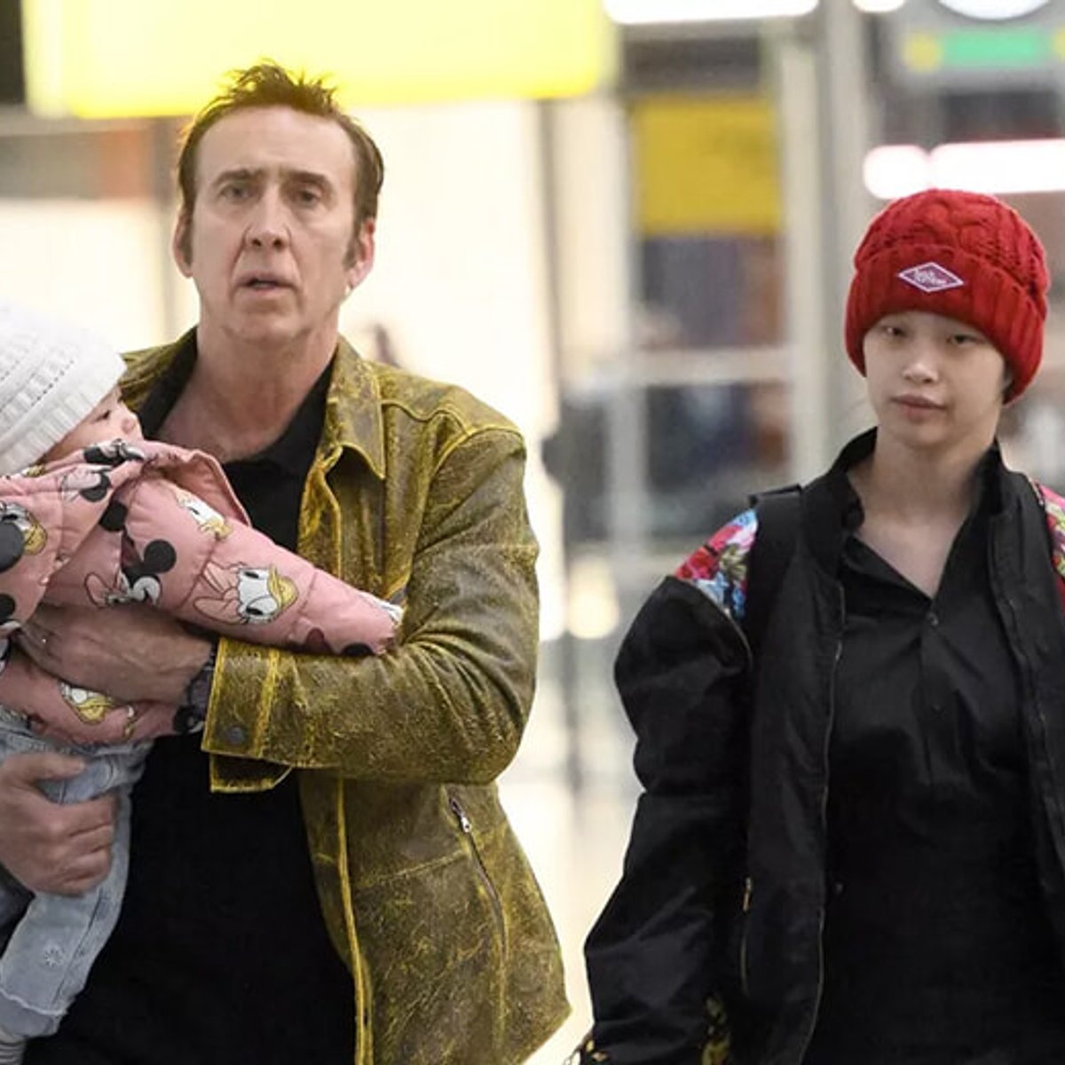 赤ちゃんを抱いたニコラス・ケイジ、年下妻の芝田璃子と空港で目撃される。