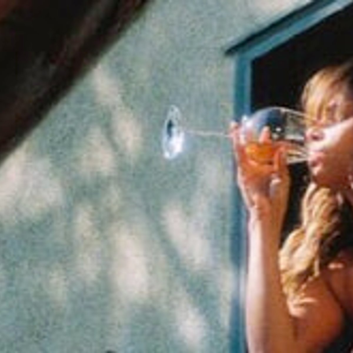 ハル・ベリー56歳、全裸でバルコニーでワインを飲む写真を投稿。