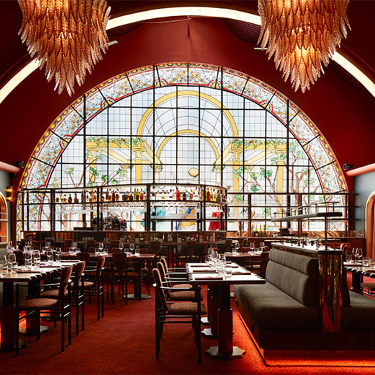 9区、ミスタンゲットのアールデコ空間で愉しい食事を。