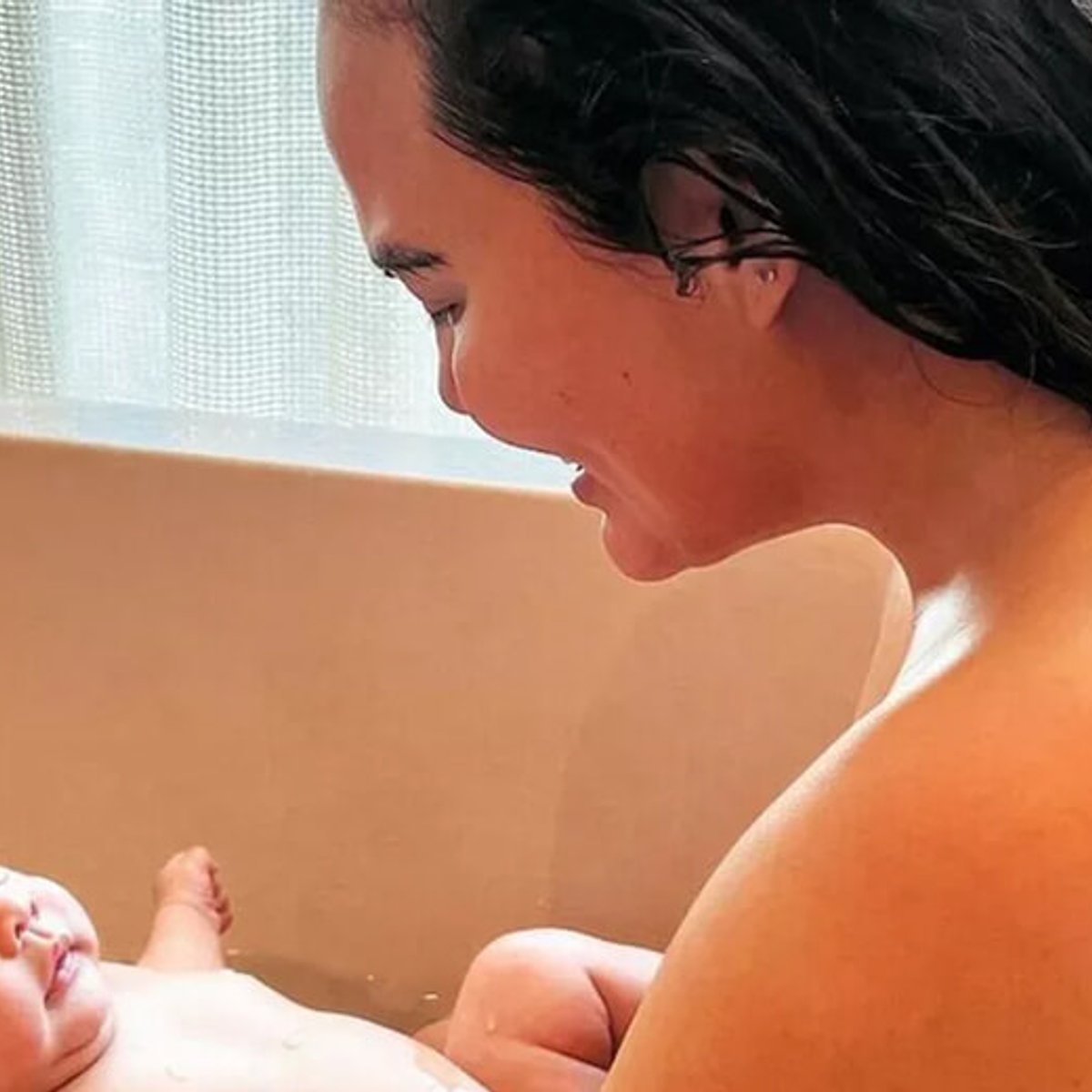 クリッシー・テイゲン、第3子出産後のヌードを披露！