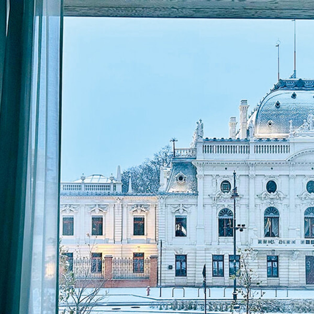 白い粉雪舞うウッチ、朝露に包まれたヴロツワフ。