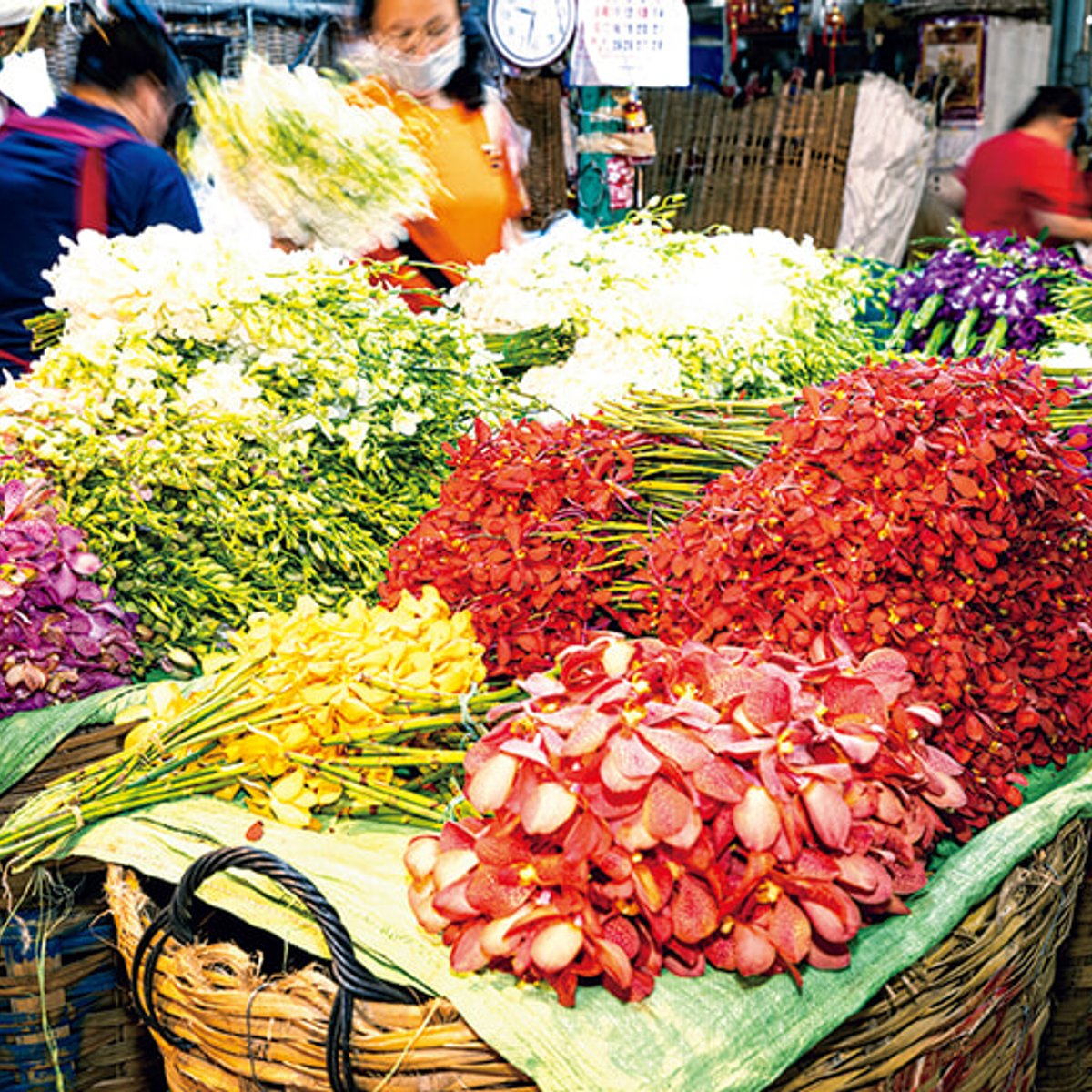 チャオプラヤー川のたもとの花市場、そして街角。