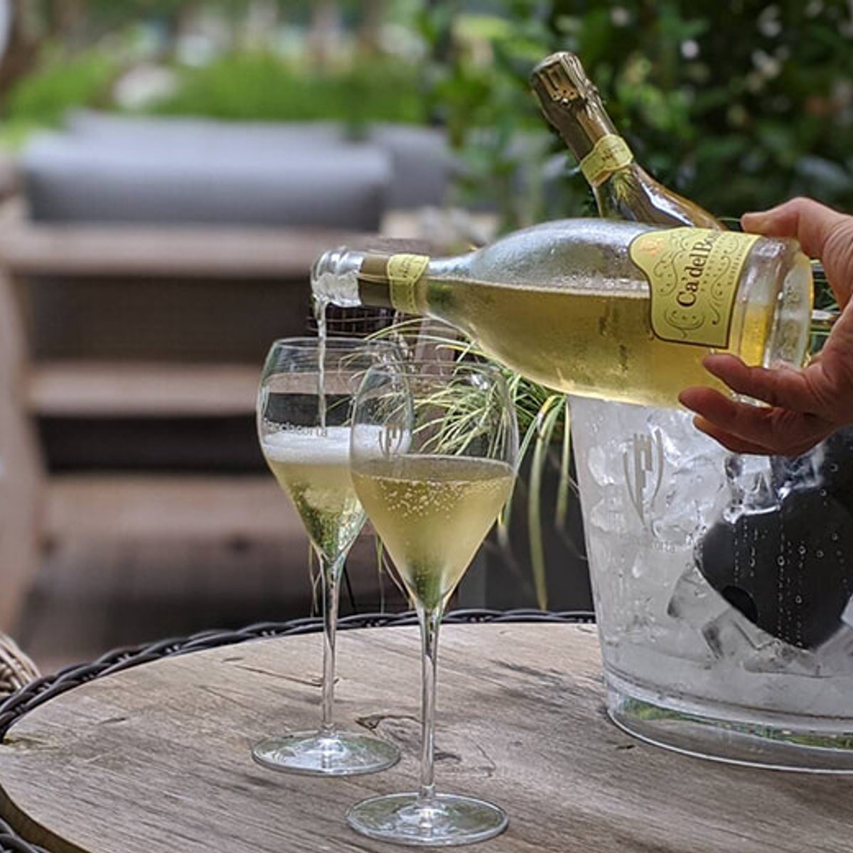 イタリア最高級の泡をグラスで楽しめる！ フランチャコルタ ガーデンが今年も大手町で開催。