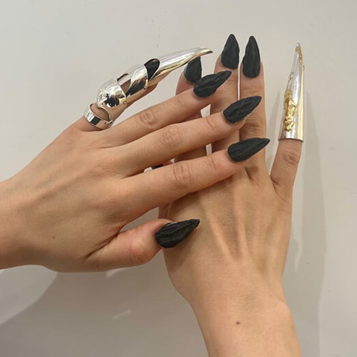 ダークなスティレットネイルにコンテンポラリーなジュエリーを。