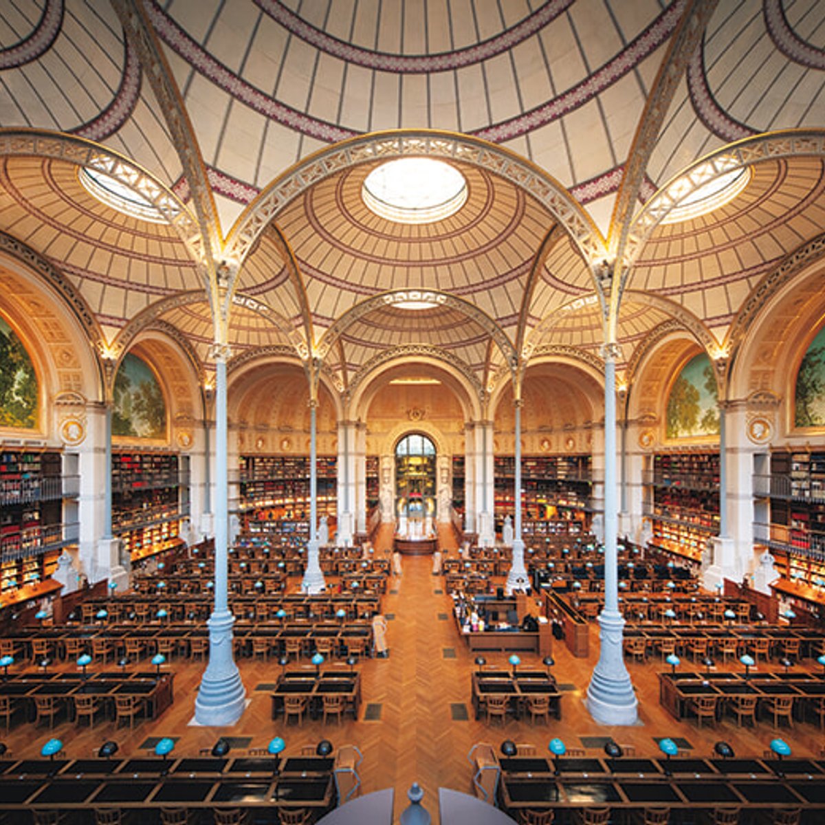 フランスの知性と出会う、美しき図書館。