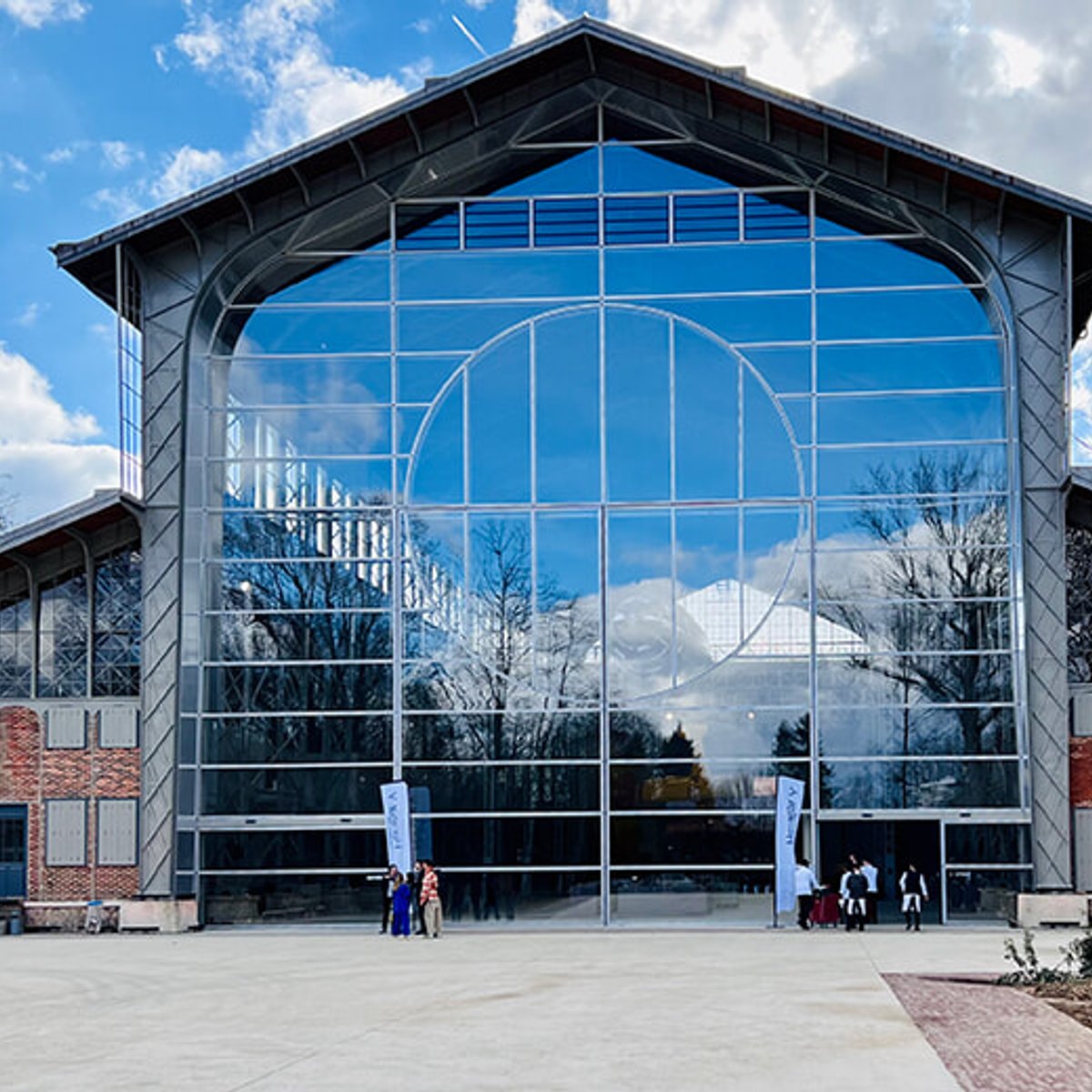 晴天の週末はムードンの森へ。”Y格納庫”でアート散策と食事を。