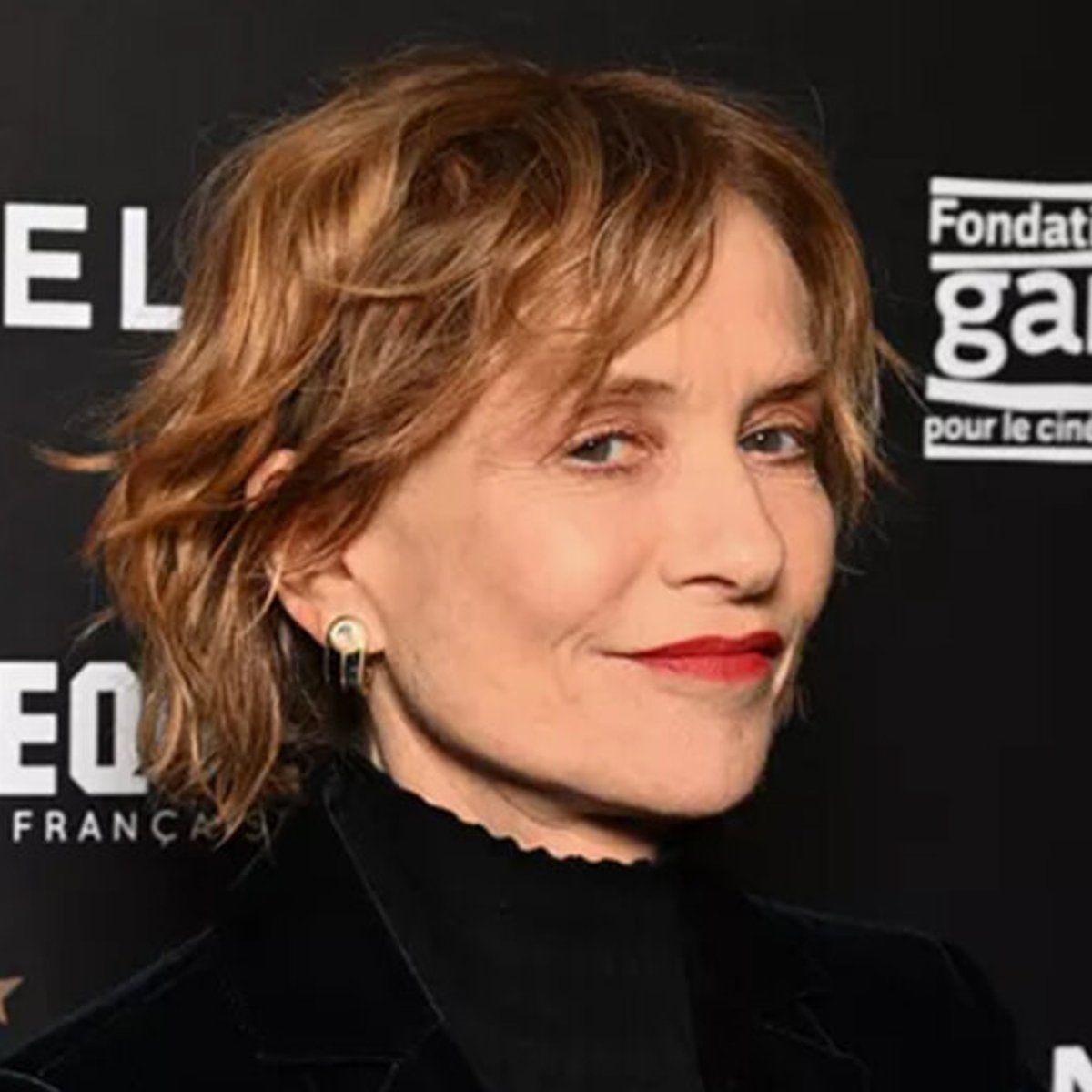 70歳のイザベル・ユペールの「若見え」ヘアスタイル。