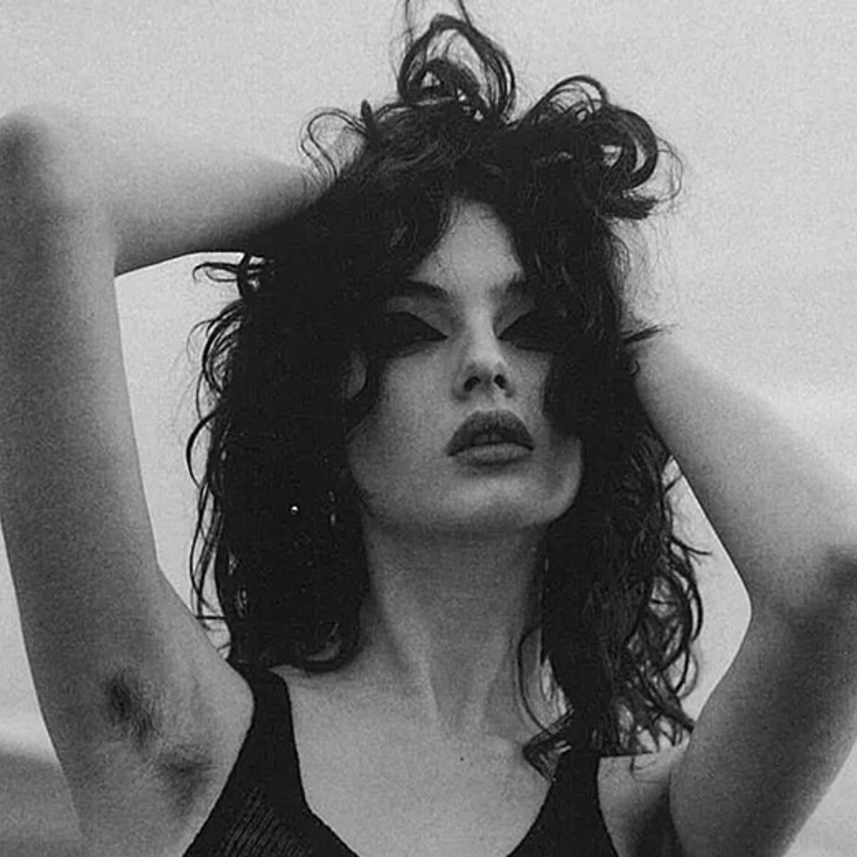 ディーヴァ・カッセル、脇毛とトップレスの写真をSNSに投稿。