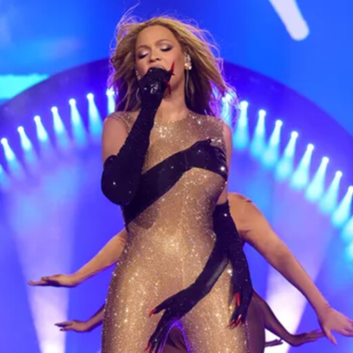 ビヨンセ、ワールドツアーライブでまとった”過激なドレス”とは？