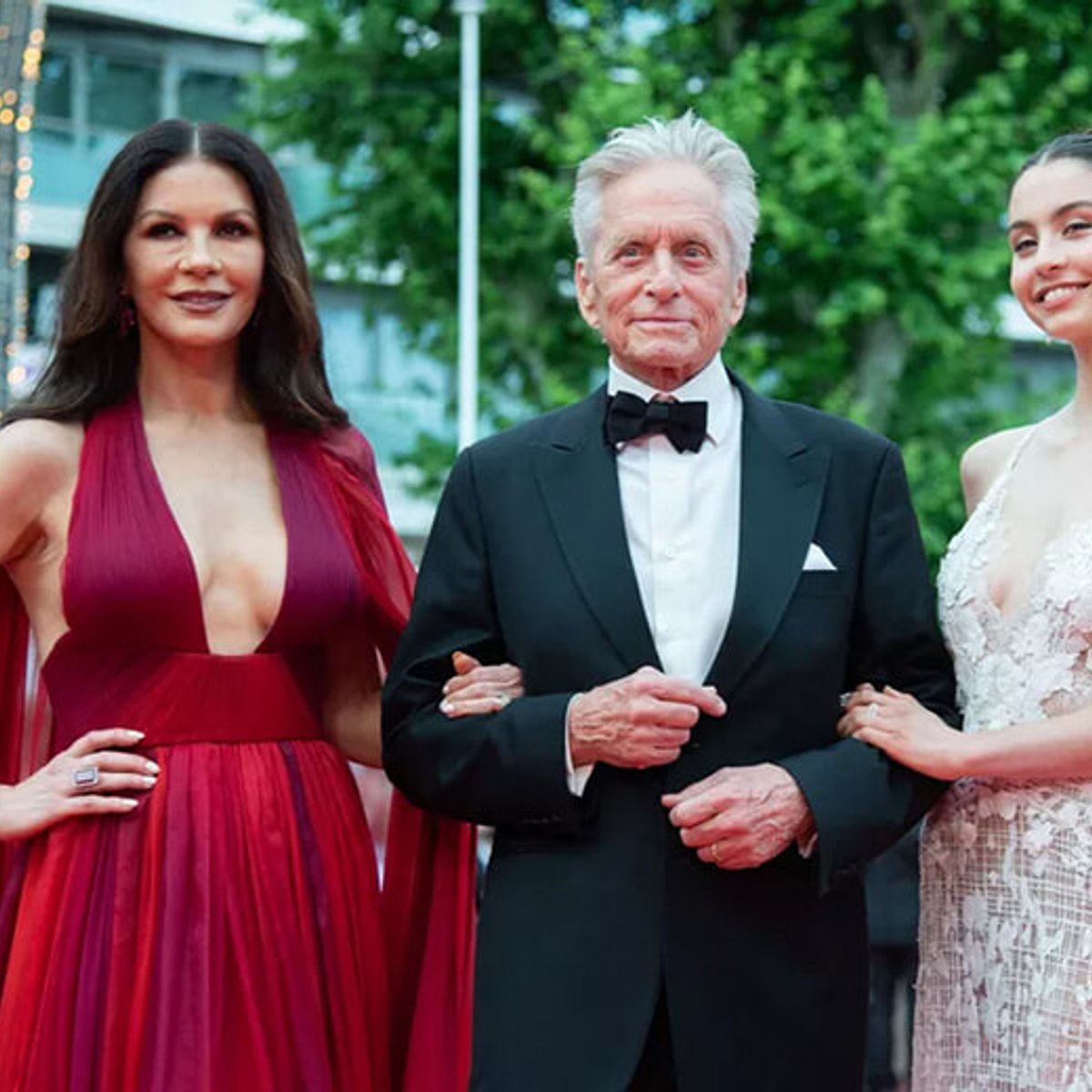 背中見せ＆シースルードレス！ キャサリン・ゼタ・ジョーンズの末娘、カンヌを魅了。