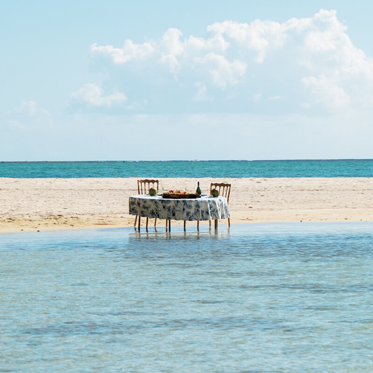 ボラボラ島、魚たちと泳ぐ珊瑚の海で極上の贅沢を。