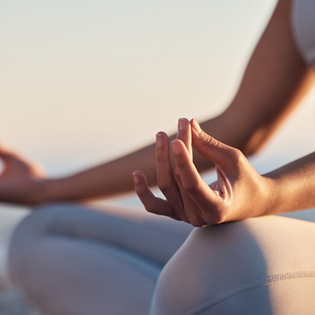 更年期症状を緩和する2つのヨガポーズ。