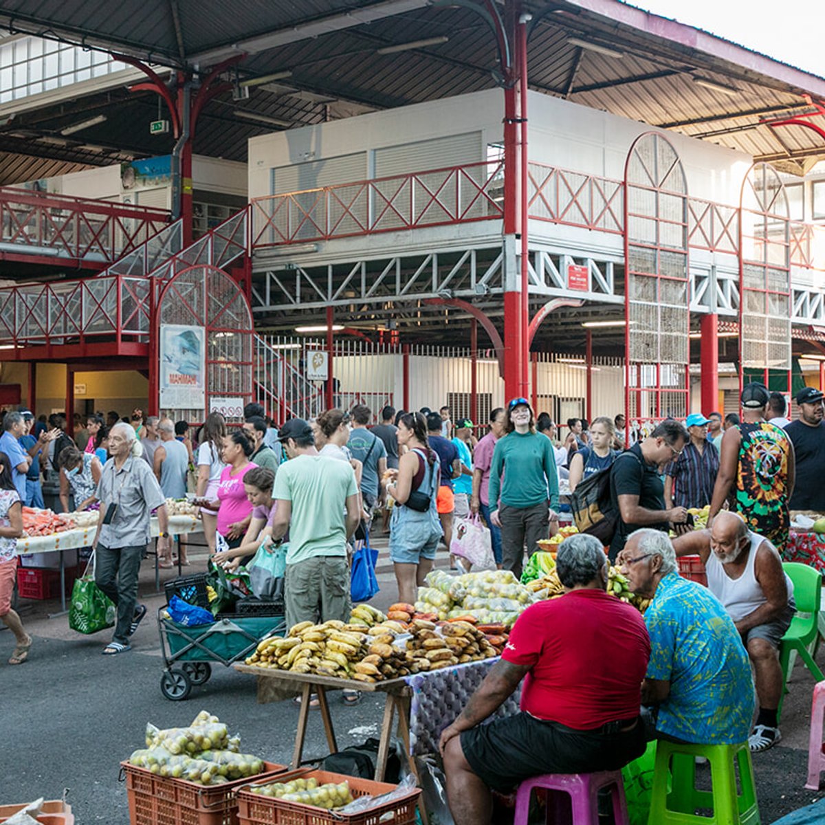 タヒチ島、地元愛にあふれる人の活気に刺激を受けて街を散策。