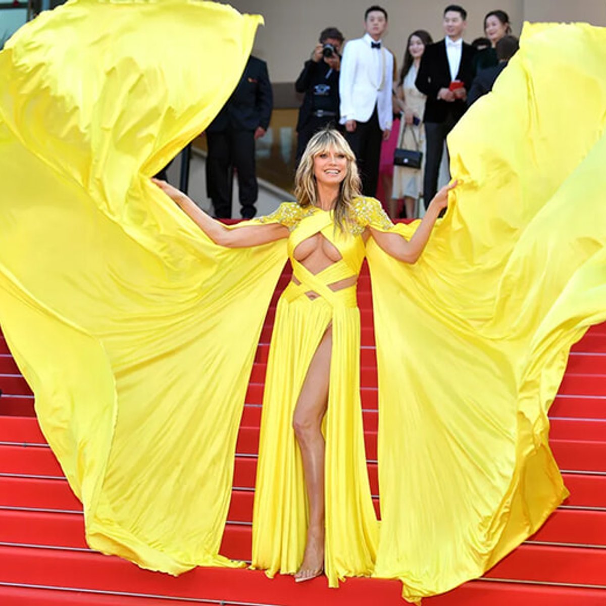 ハイディ・クルム、腕を上げた瞬間にドレスから胸がこぼれるハプニング！？