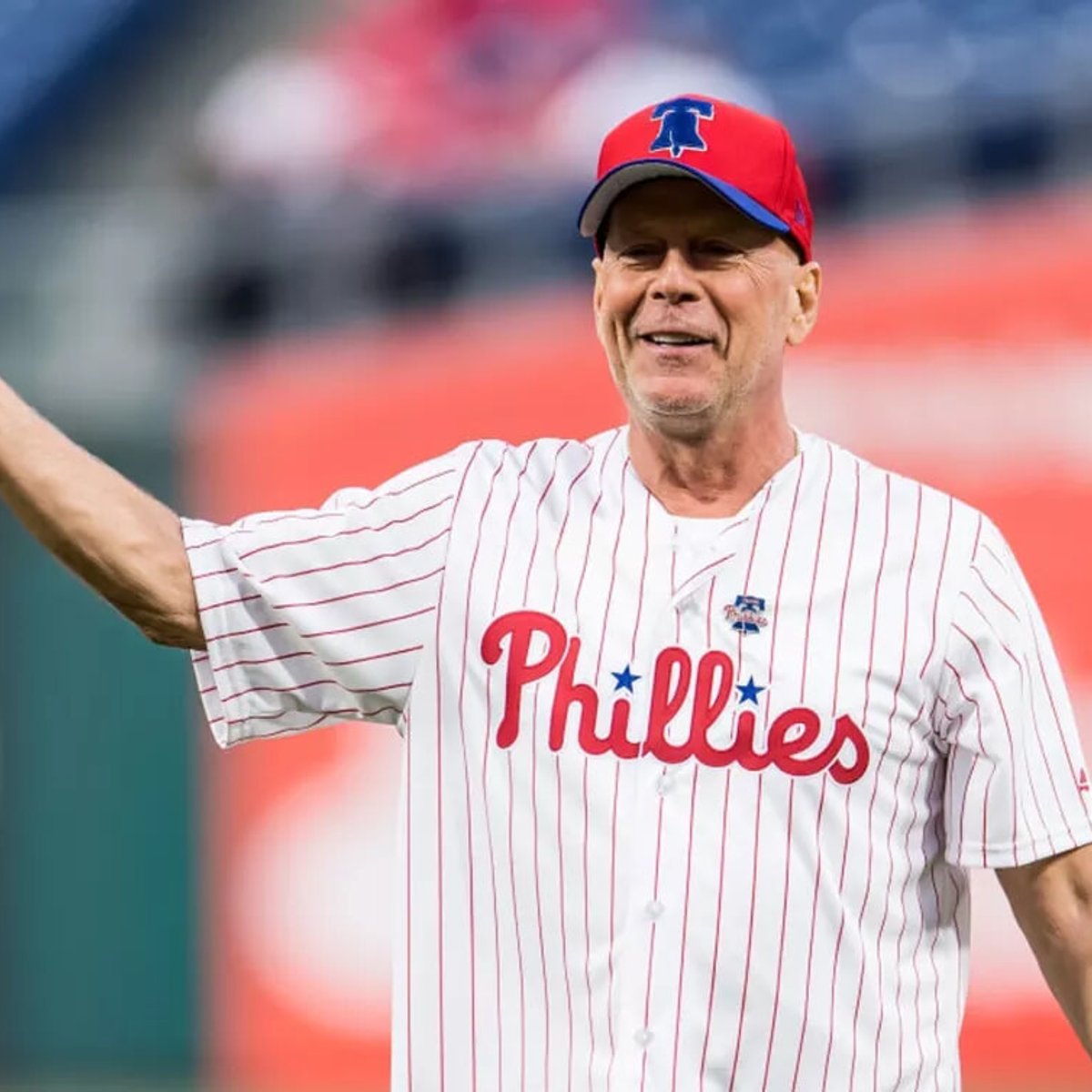 引退したブルース・ウィリス、妻や娘たちとディズニーランドで満面の笑み！