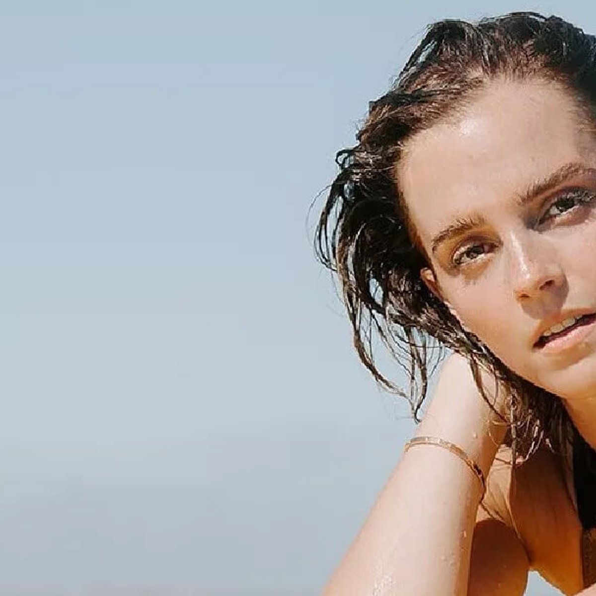 エマ・ワトソン、水着姿で引き締まったボディを披露！