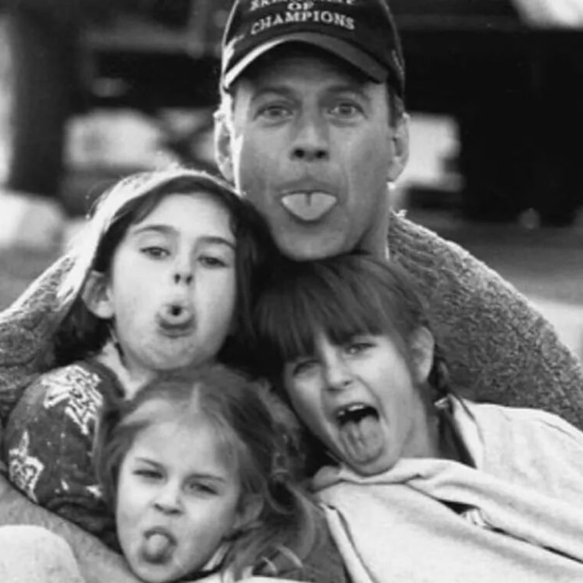 認知症と闘うブルース・ウィリス、妻が懐かしの写真を公開。