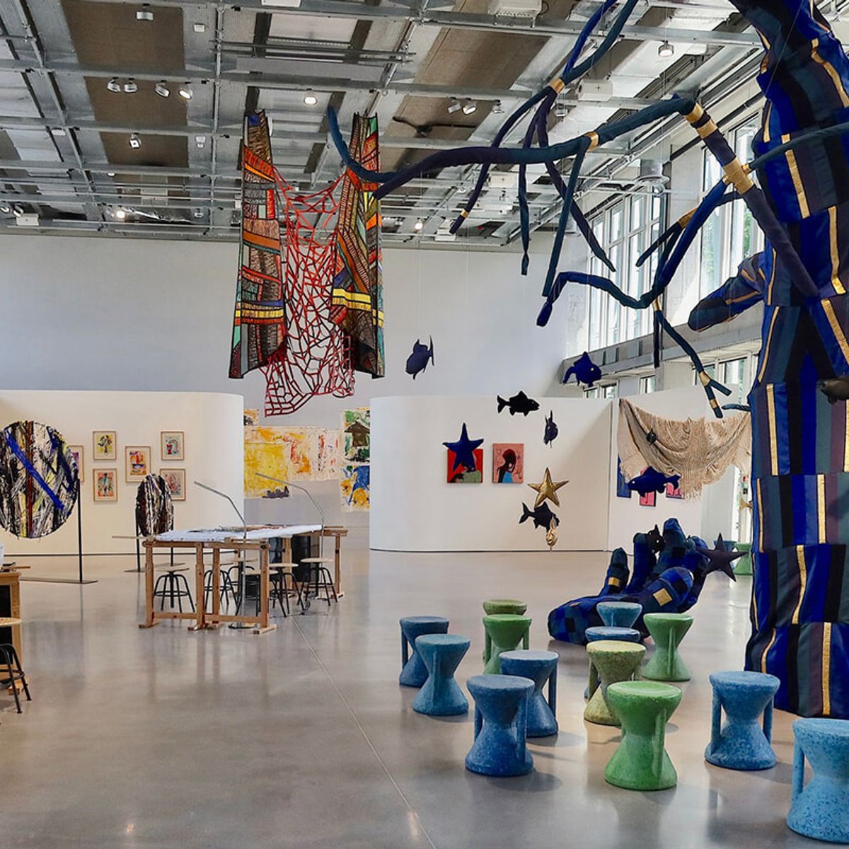 シャネルle19Mのギャラリーで、パリとダカールを結ぶ職人仕事の展覧会。