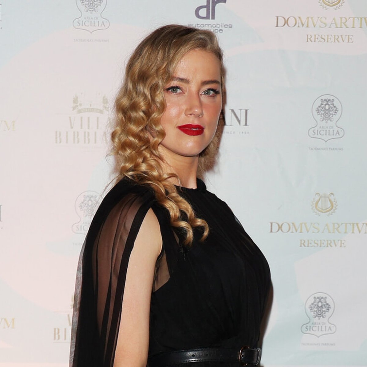 ジョニー・デップとの裁判に敗れたアンバー・ハード、4年ぶりにレッドカーペットに出席！