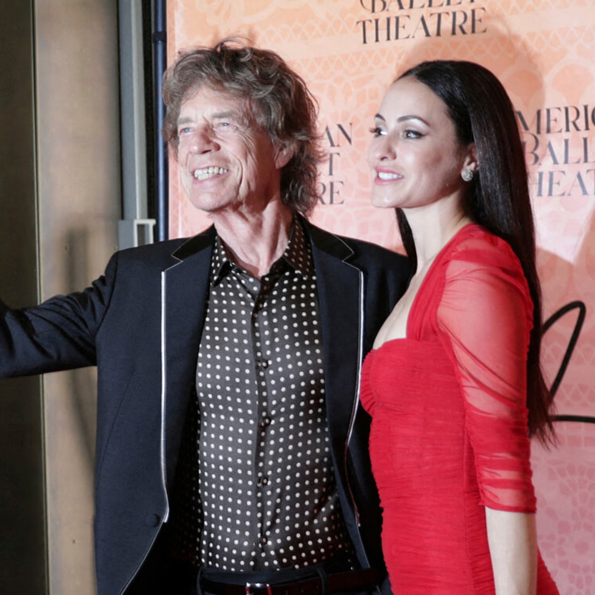 ミック・ジャガー、44歳年下の妻の手をとってレッドカーペットに登場！