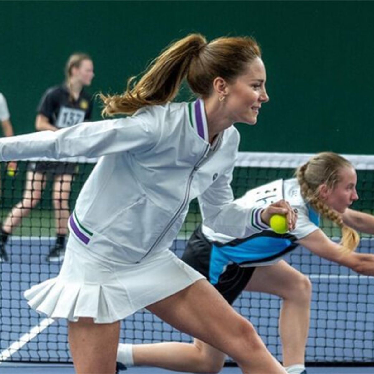 フェデラーと試合したキャサリン皇太子妃、ヴィンテージ風のテニスウェアが話題に！