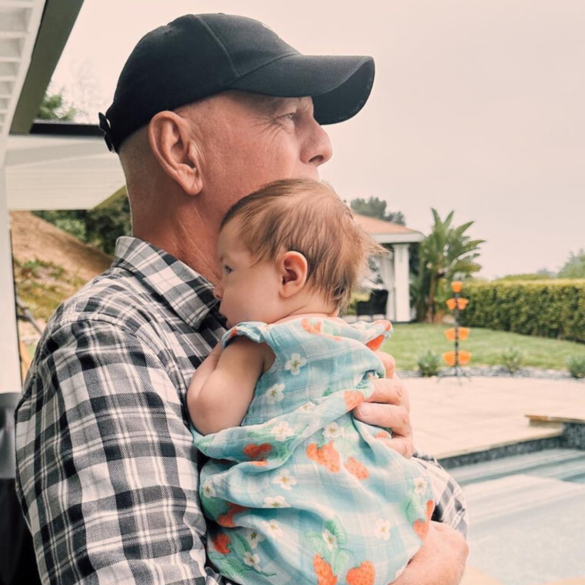 ブルース・ウィリス、初孫を抱いた写真を投稿。