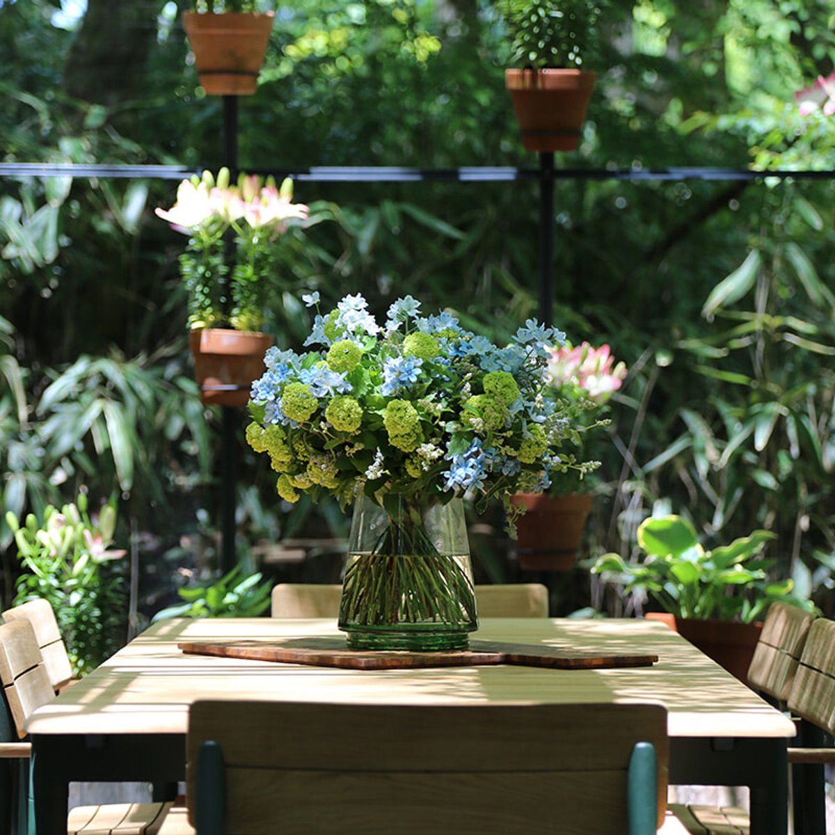 北欧家具が配された箱根の森で、ピクニック。