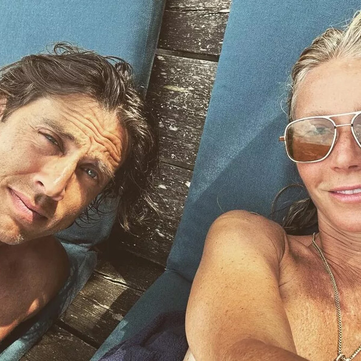 グウィネス・パルトロウ、日焼けしたトップレスのセルフィーを投稿。