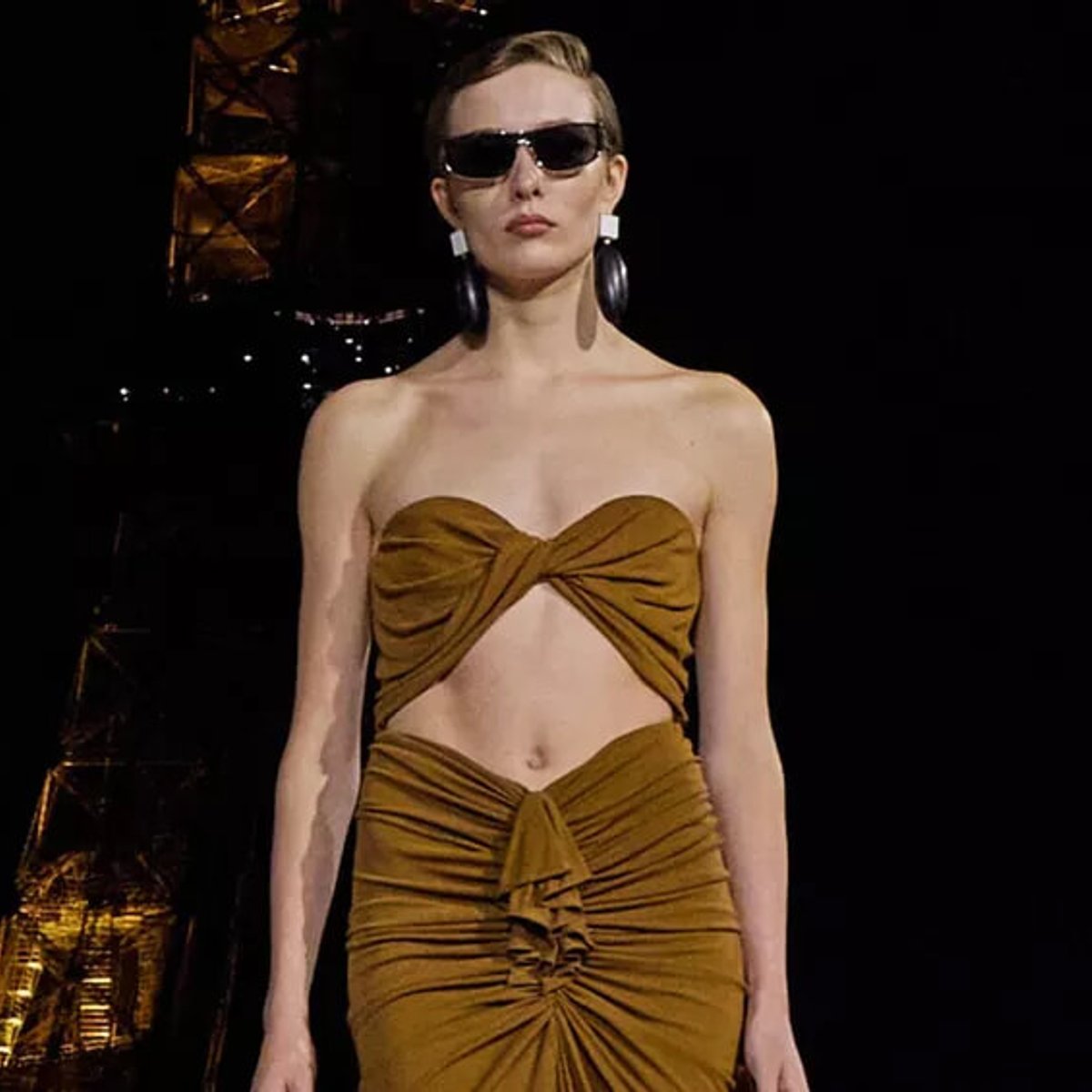 ローライズで引き締まったウエストを見せるスタイルが復活！？