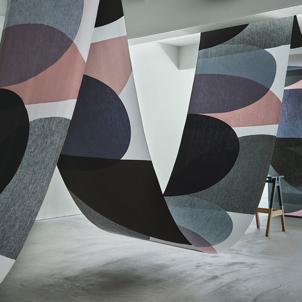 空間にとけ込むシャープな表情、鈴木マサルの最新テキスタイル。