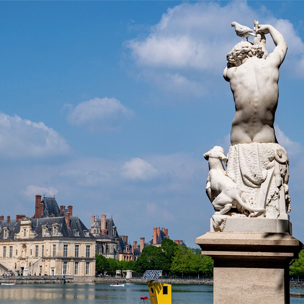 フォンテーヌブロー城の英国庭園で、現代アート作品の宝探し！