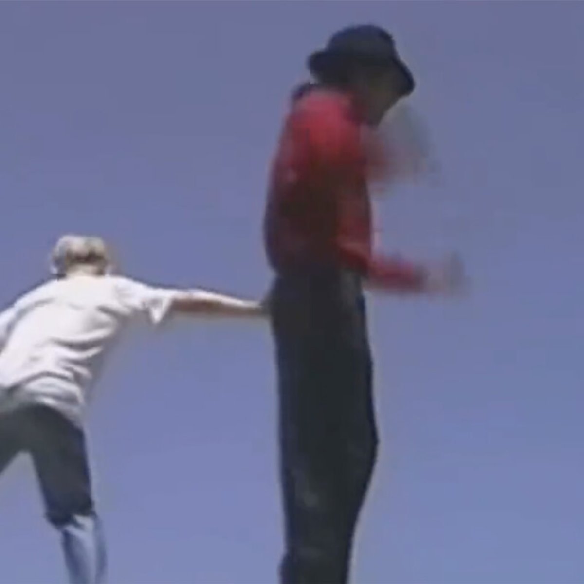 お宝映像！ MJがあの子役にプールに突き落とされる。