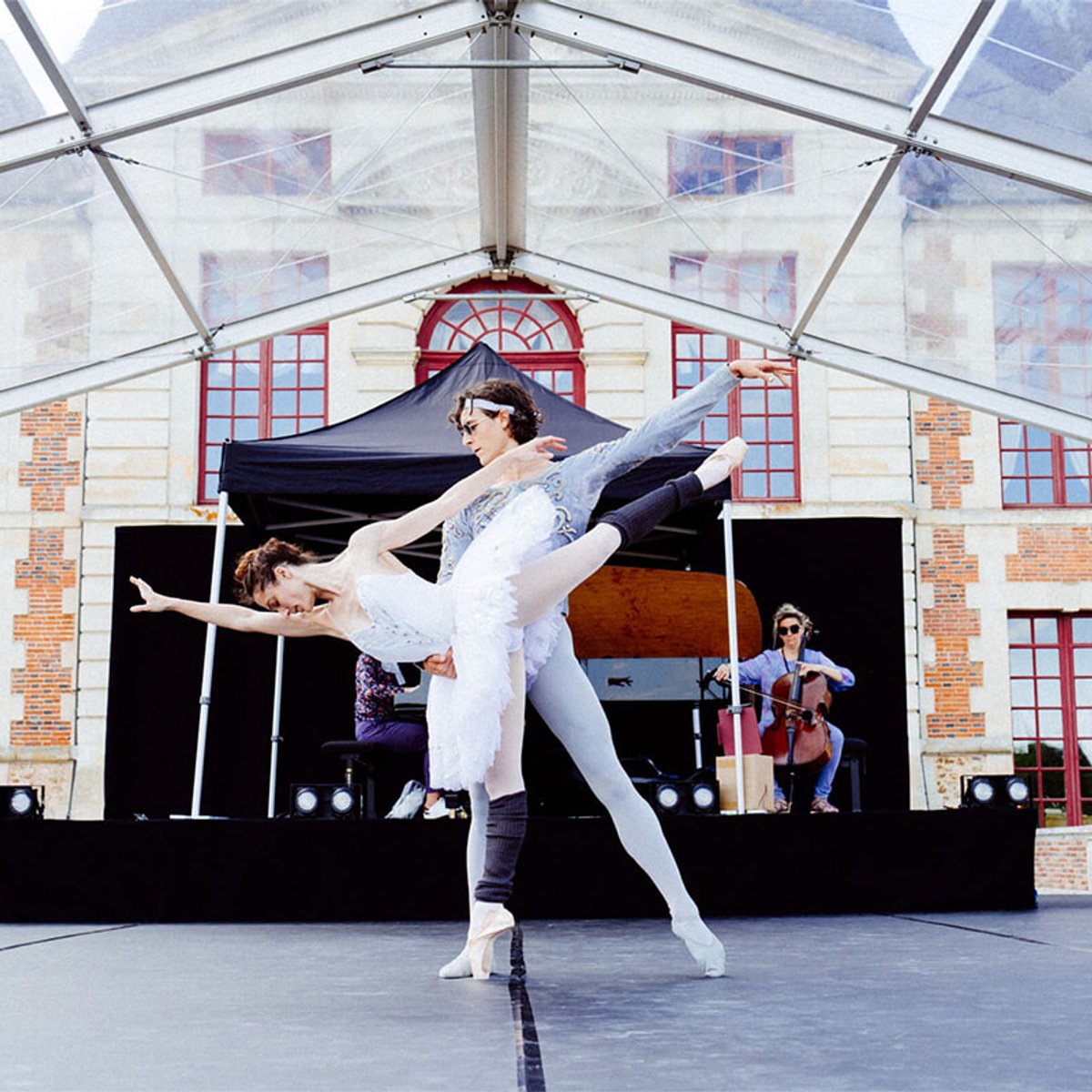 エトワールのユーゴ・マルシャン、オペラ座の外でも大きく羽ばたく。