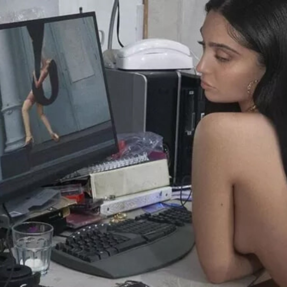 マドンナの長女ローデス・レオン、全裸を長い髪で隠しただけの写真を投稿。