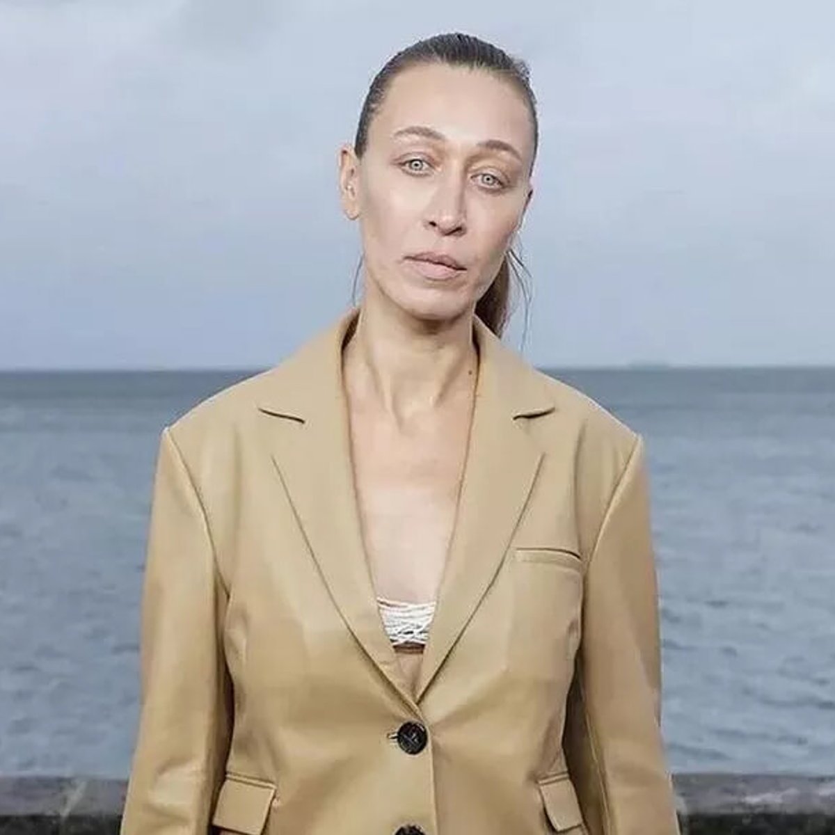 人気モデルのジジ＆ベラ・ハディッドの姉、40歳でランウェイデビュー。