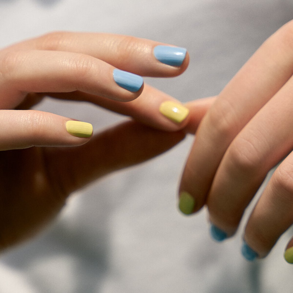 暖色系やマグネットネイルで、指先から運を開こう。