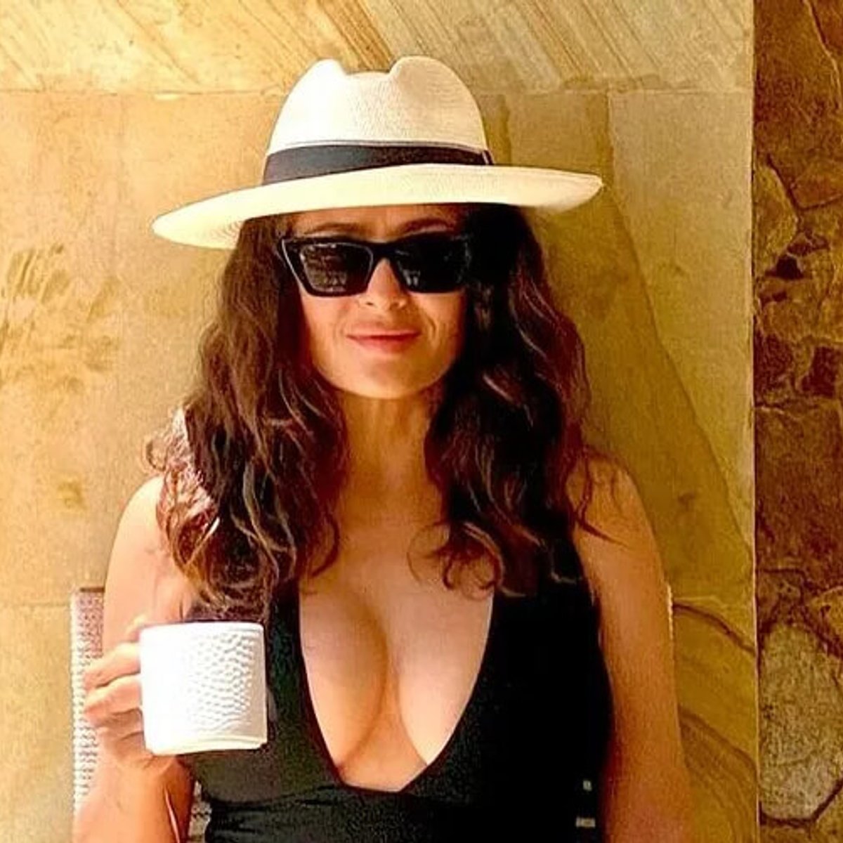 サルマ・ハエック、大胆な胸元の水着で登場。