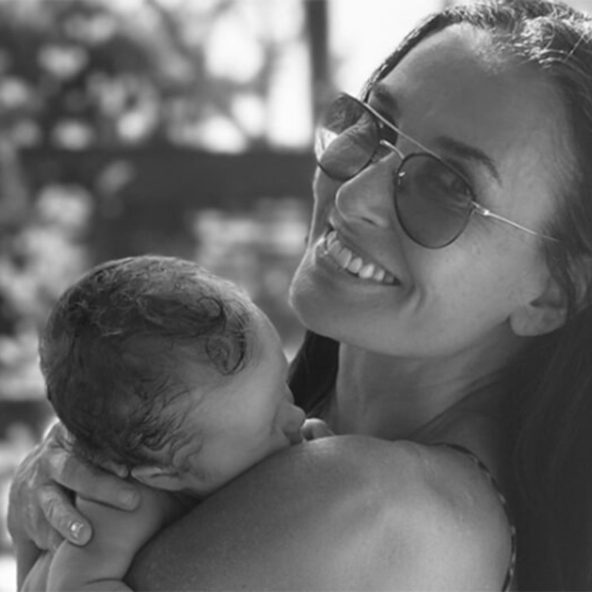 この夏、ビキニ姿を投稿したアラフィフセレブたち！